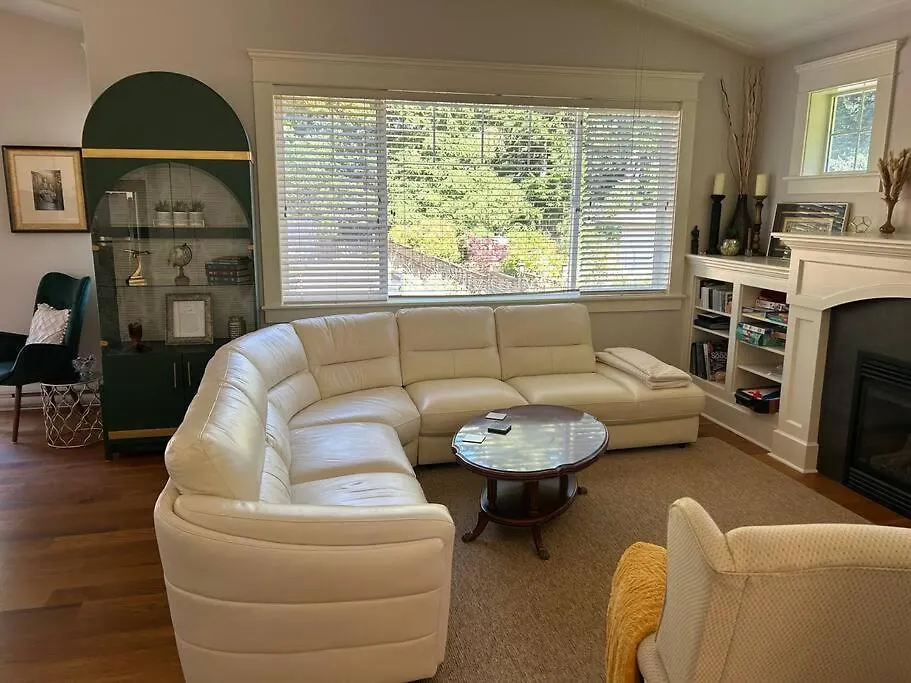 Bright Spacious Entire Home With Kids Backyard Set Victoria Canada